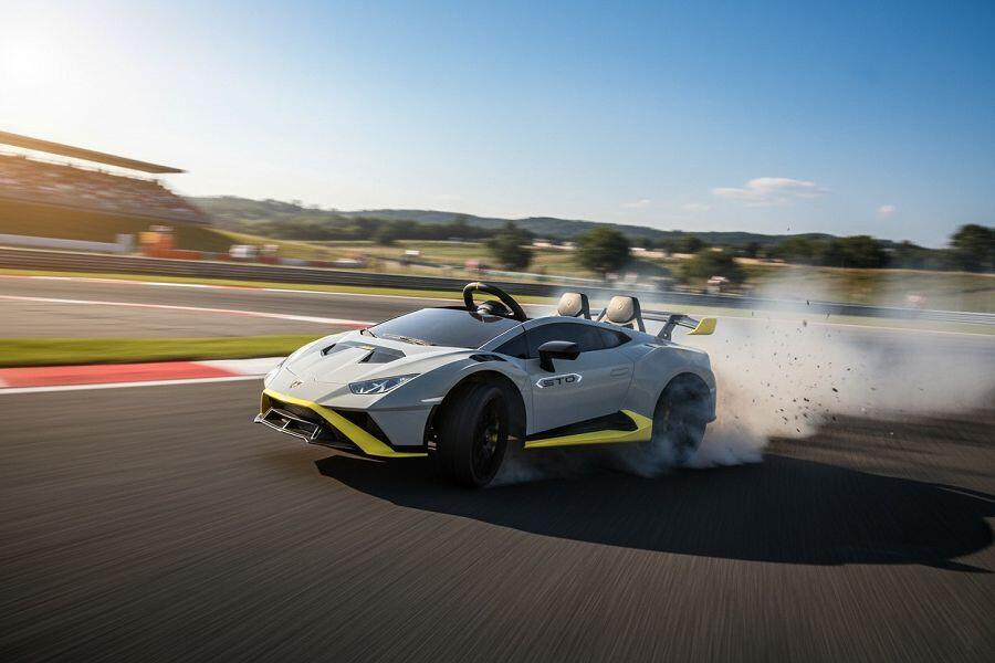 ES-Toys Elektro Kinderauto „Lamborghini Huracan STO Drift“ – lizenziert – 24V Akku, 2 Motoren- 2,4Ghz Fernsteuerung, MP3, Ledersitz+EVA – Grau ES-Toys Elektro Kinderauto „Lamborghini Huracan STO Drift“ – lizenziert – 24V Akku, 2 Motoren- 2,4Ghz Fernsteuerung, MP3, Ledersitz+EVA – Grau
