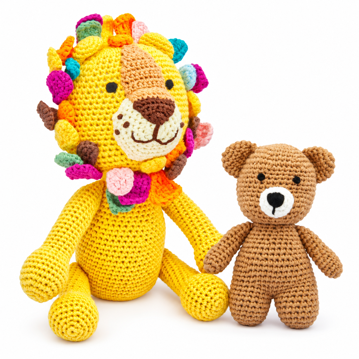 miniHeld Geschenkset handgestrickter Löwe Lio 28cm + kleiner Bär 15cm aus Baumwolle